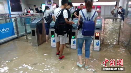 武汉暴雨多站地铁进水被淹 