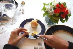 意大利面的吃法 将左右手的叉勺于桌面交换. 