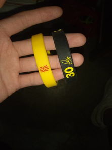 黑色和黄色手环怎么搭配好看 戴一只手上,哪个在里,哪个在外 