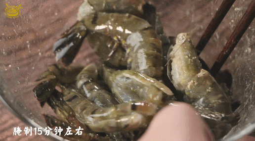 大虾别再清水煮了,这样做外酥里嫩,虾壳都能吃干净