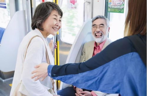 法国游客好奇,为何日本地铁上没人让座老人 当地导游说出了实情
