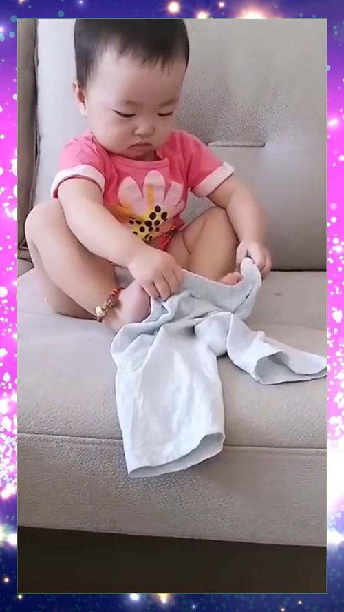 18个月的宝宝试着自己穿裤子 