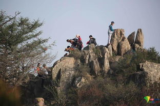 游客冒险爬上泰山悬崖峭壁自拍 