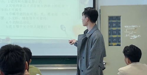 上海高校一老师火了,高颜值长相 酷似龚俊 ,蹭课得排队