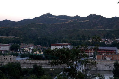 在古老长城脚下,深藏着一个古老山村,这里是块风水宝地