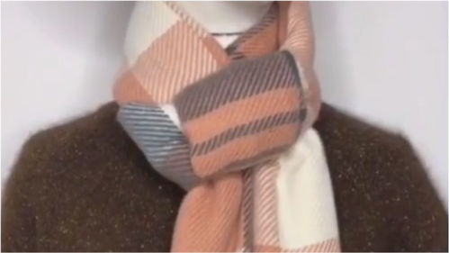 围巾扣的系法(围巾扣怎么打法视频)