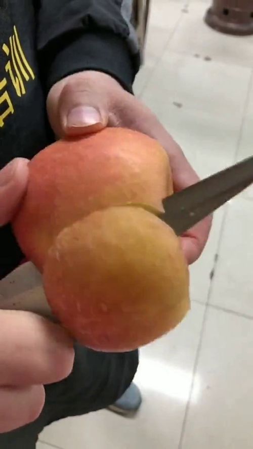 给女朋友削一个苹果吃 