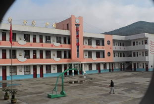 安康汉滨区县河九年制学校 占运动场地建教师公寓