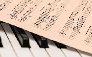 论陈铭志 钢琴小品八首 的结构与演奏