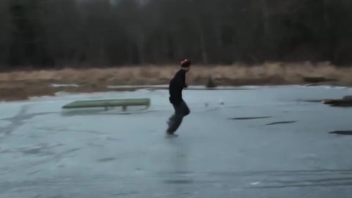 国外男子在冰面上滑行,看着就很惊险,结果搞笑了 