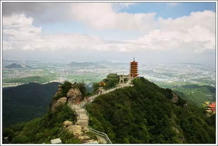 像香炉的一座山,峰顶不过三四米,悬崖环绕,好奇亭子咋建立的