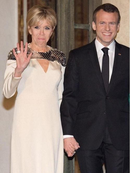 法国的第一夫人布里吉特比总统老公大了整整24岁,穿水钻白裙太美了