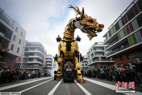 法国街头现 龙马 巨兽 腾跃喷火技能多 