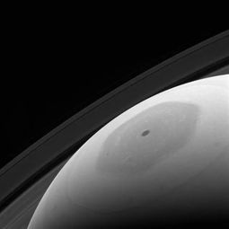 土星的六边形风暴变得更奇怪了