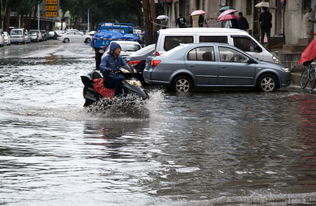 辽宁沈阳降大雨 部分路段积水严重