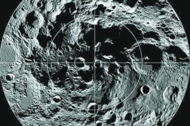 科学家认为月球极地灰尘隐藏2 冰水物质 