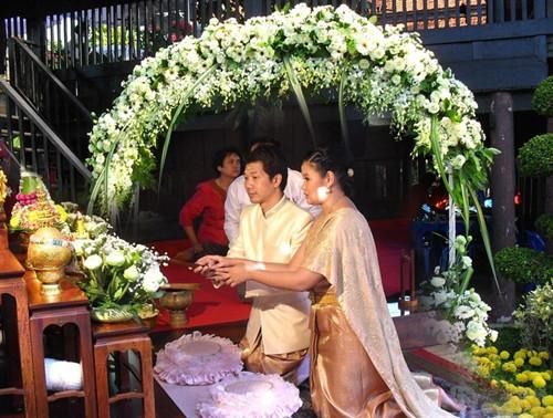 印尼奇葩结婚习俗,婚后三天不能上厕所,游客 难以理解