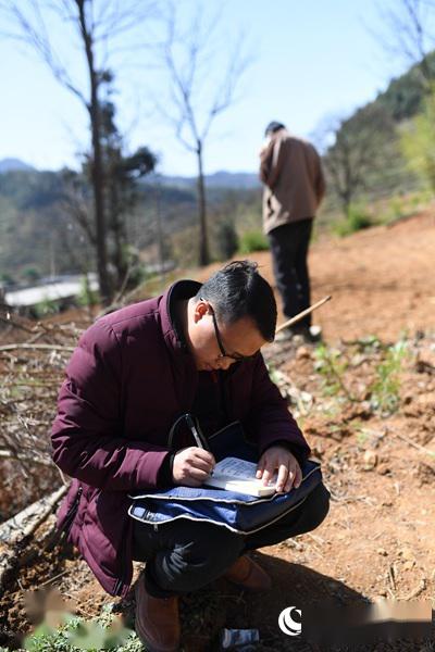 邵鹏 满脚泥泞行走在农村饮水安全督查的山路上