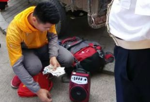 小伙郑州街头乞讨称为救母亲 不料进了派出所 