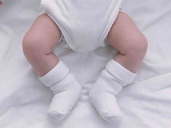 宝宝睡着了，还要换纸尿裤吗(宝宝睡着了需要给他换尿不湿吗)