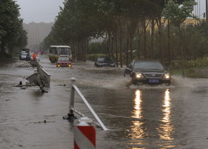 吉林多地降大到暴雨致路面积水 市民出行受阻 