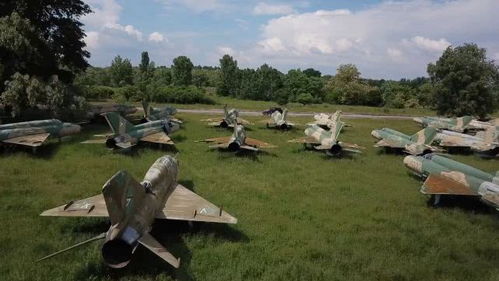 匈牙利早已看不上米格 21,全部将它们退役,如今摆在路边随便看