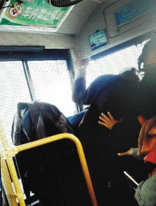 又一大连公交车视频流出 因拒绝抱娃乘客前门下车,司机遭暴打 