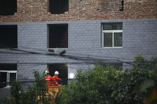 西安村民加盖民房 楼板掉下砸穿4层楼 