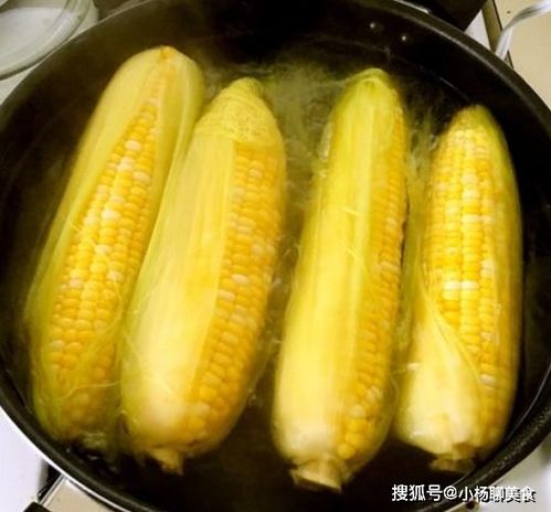 煮玉米时,不要只放清水煮,多加2种食材,能够让玉米变得更香甜