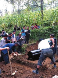 云南彝良地震现场特写 一个苗寨女人的葬礼 