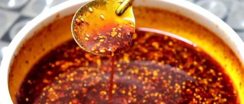 做辣椒油时,直接浇热油是错误的,多加一步,香辣红亮,色泽诱人