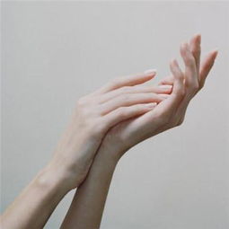 手是女人的第二张脸,学会这些呵护双手小技巧,双手越来越白嫩