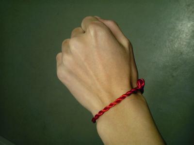 手上戴红绳和黑绳的寓意 