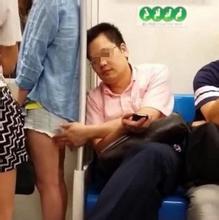 坐地铁身前站个女的正在玩手机，我就把脑袋探了一下看她在玩什么，结果她在自拍！
