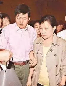 她貌不惊人,身材平庸,结婚30年无子无女,却被身家56亿的周润发宠了一辈子 搜狐时尚 搜狐网 