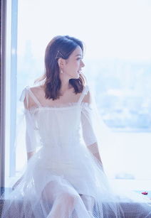 赵丽颖出席某活动 身穿白色网纱连衣裙配高跟鞋 甜美俏皮可爱