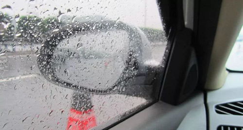 驾车时,发现车子前挡风玻璃起雾了怎么办 可以试试这3个办法