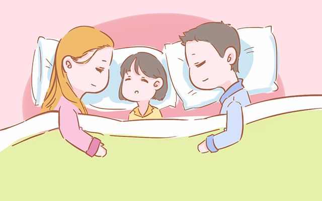 宝宝出生之后,一家三口的睡姿能反映育儿心态,你们家是哪种