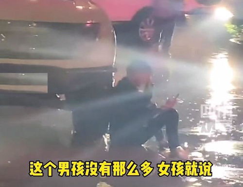 北京男子因拿不出30万彩礼,坐在雨里痛哭,女友 没钱跟我结什么婚