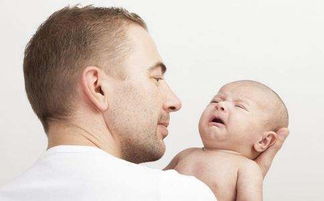 宝宝出生以后,第一个抱宝宝的家人应该是谁 有讲究