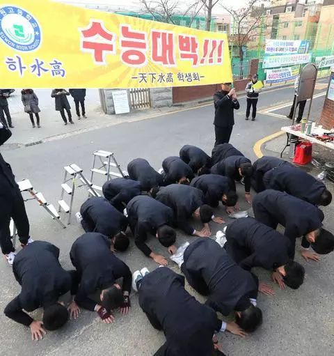 韩国高考举行,后辈集体跪地磕头助威,祈祷前辈取得高分 旗开得胜,走上人生巅峰 