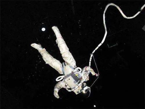 太空零重力环境下,宇航员的大脑液体会 重新分布