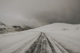 孤舟蓑笠翁，独钓寒江雪——论孤什么什么愁的情感深度，孤什么什么愁的成语