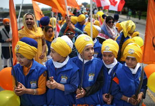 印度男人喜欢包头巾,款式包法各种各样,因为这是 发型