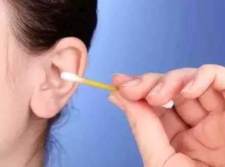 为何有些人是 油耳朵 这是耳朵出问题了吗 专家终于说出答案