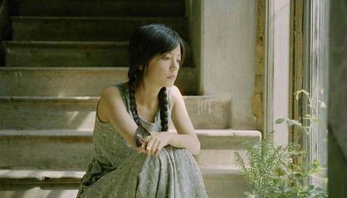 赵薇18年前的美貌惊艳众人,穿碎花裙扎麻花辫,不输任何小花