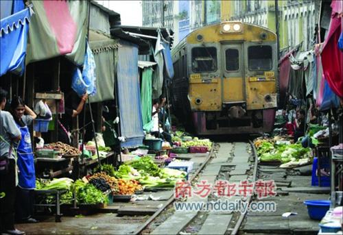 曼谷火车自由穿过货摊 被称最牛菜市场 