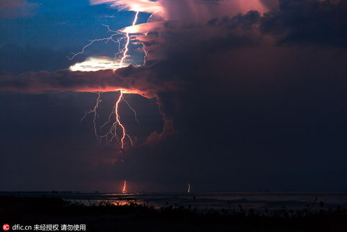 摄影师雷暴天气拍摄闪电 贯穿夜空气势如虹 