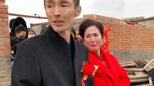 女儿出嫁爸妈哭的好伤心,养了这么多年的花,就这么被女婿给挪走了 