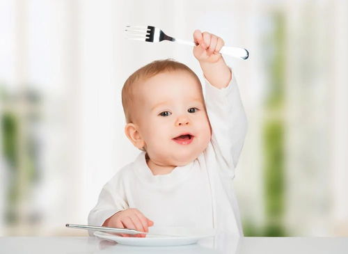 如何判断宝宝是否 吃饱喝足 ,看这几个动作就知道了